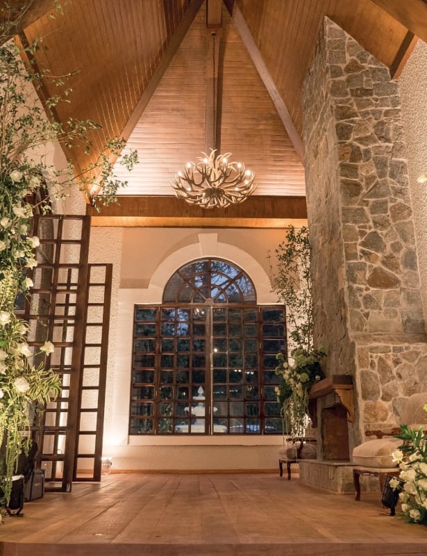 Fachada do espaço de eventos Fontana Di Fiori, com pedra natural, fonte ornamental e jardim
