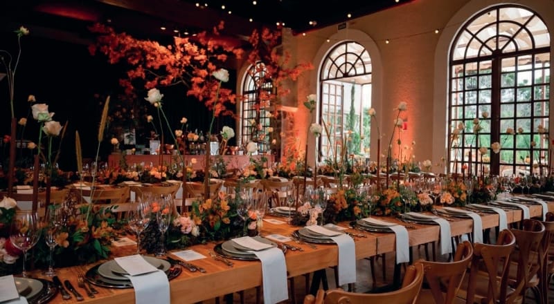 Fachada do espaço de eventos Fontana Di Fiori, com pedra natural, fonte ornamental e jardim