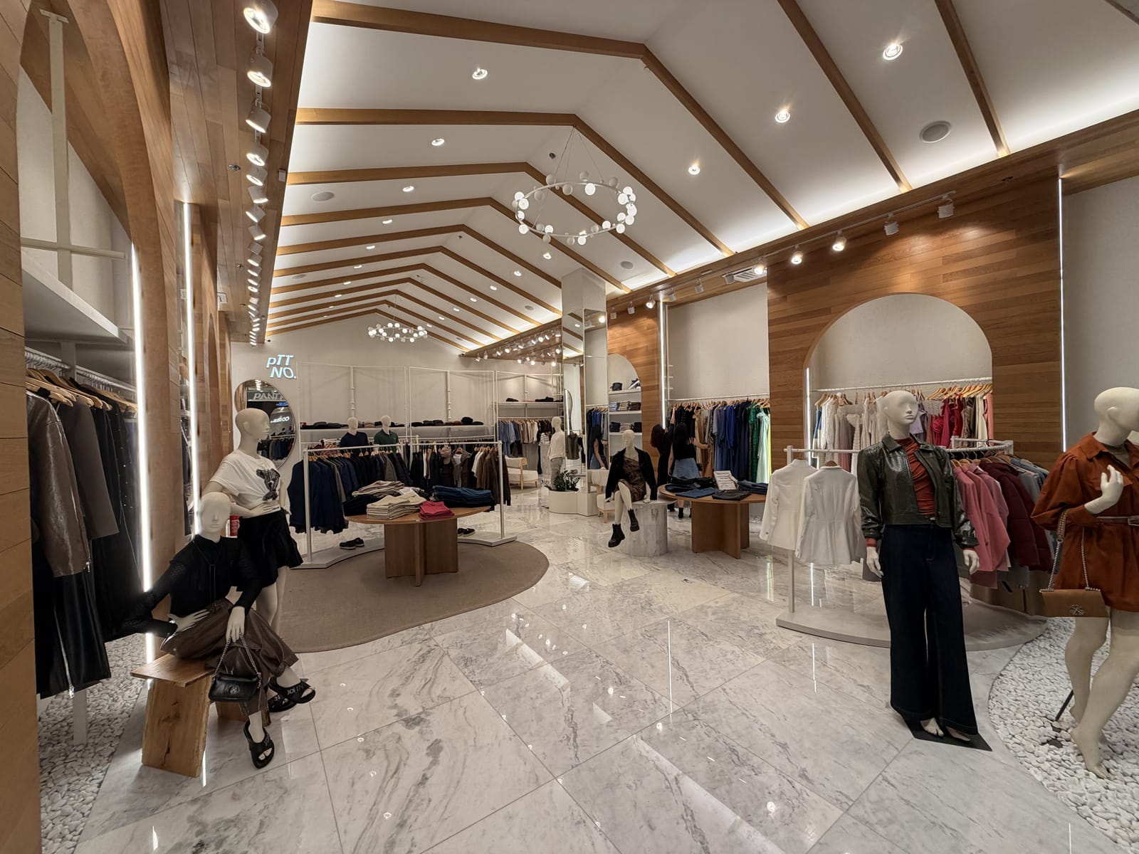 Loja Panttiano em shopping, interior com forro em madeira, arcos e piso em mármore